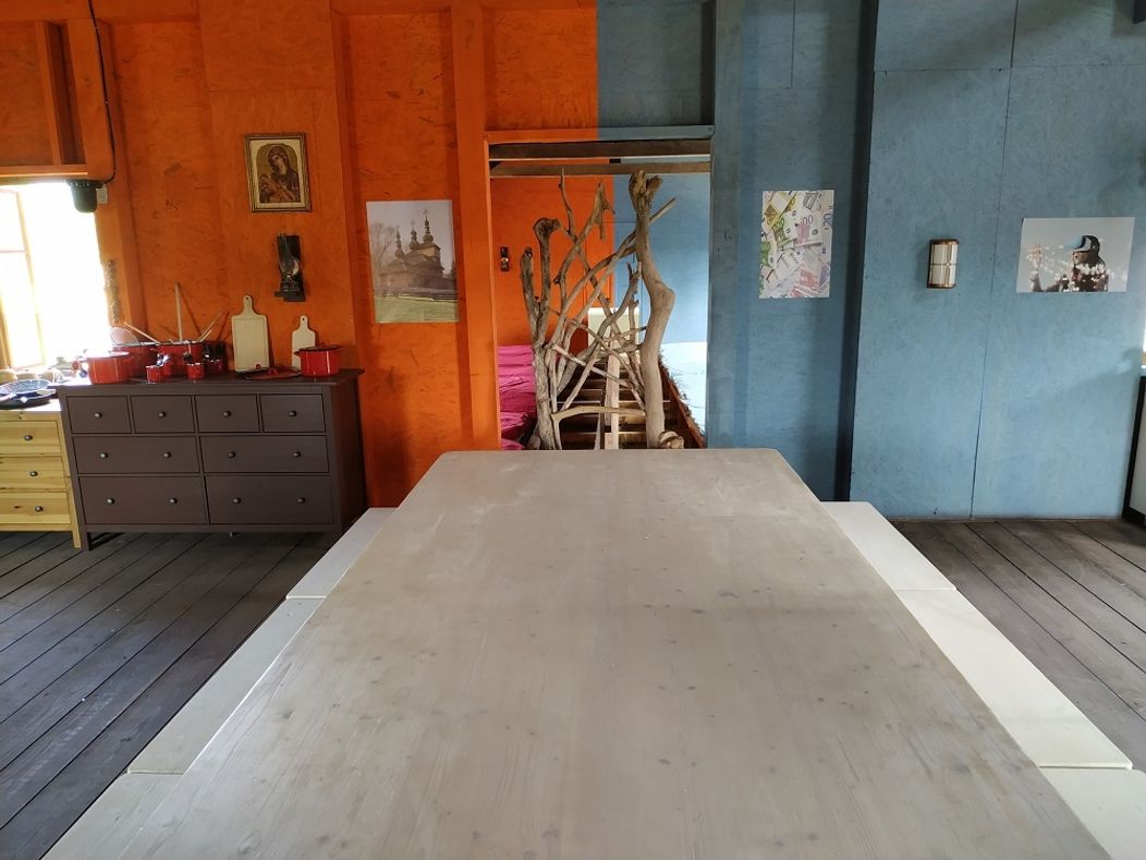 Kuchyni dominuje obrovský stôl a kreslo pre farmára týždňa