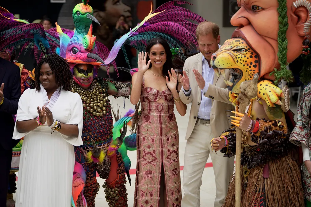 Princ Harry a Meghan prišli do Kolumbie na turné