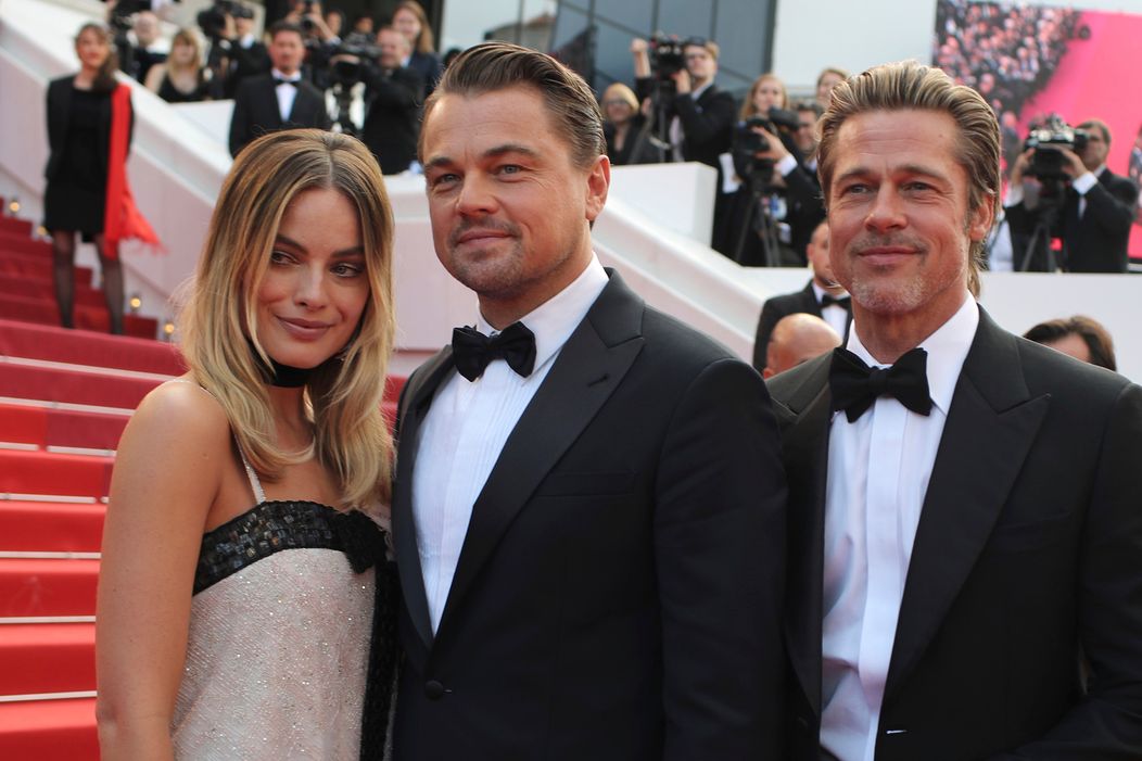 Brad Pitt a Leonardo DiCaprio spolu na červenom koberci v Cannes.