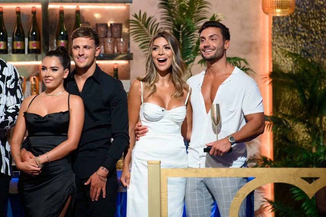 Ekin-Su a Davide (vpravo) vyhrali ôsmu sériu britského Love Islandu.