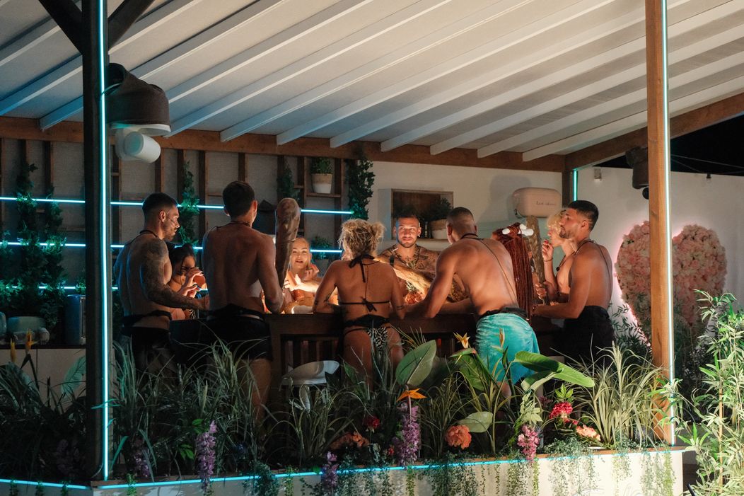 Párty a príchod troch nových bombshellov.