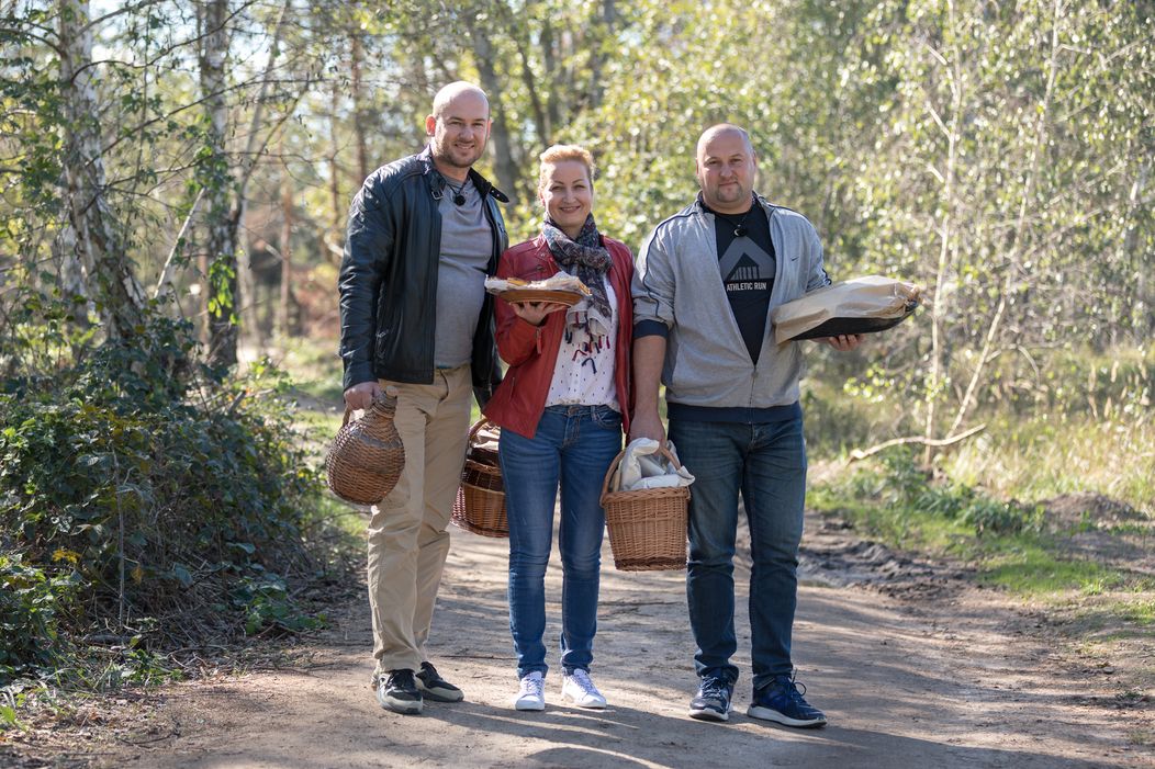 Milanova priateľka v sprievode jeho bratranca a najlepšieho kamaráta