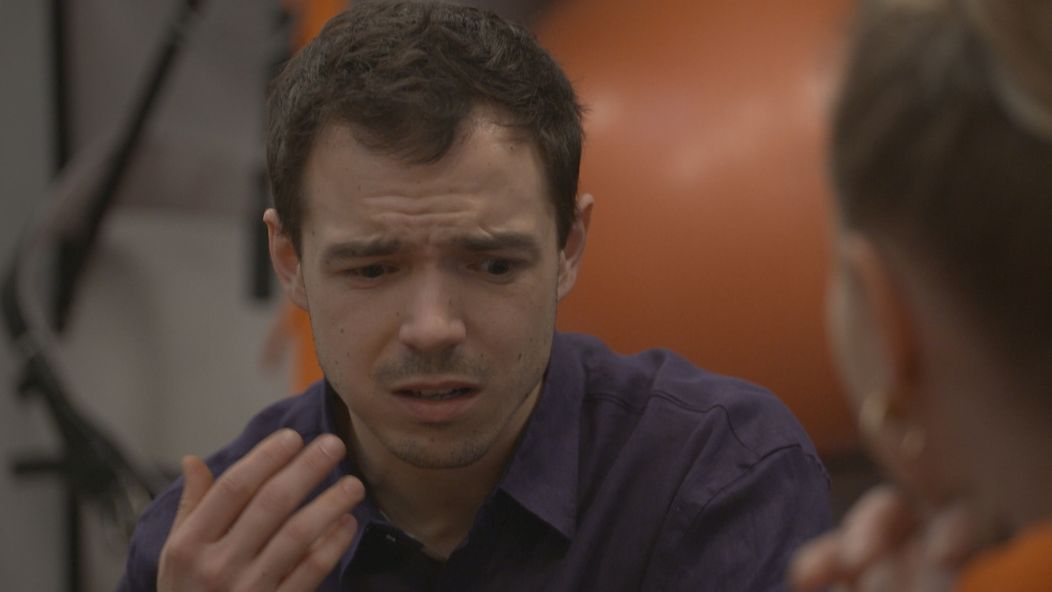 Edo hľadá pomoc s boľavým zubom.