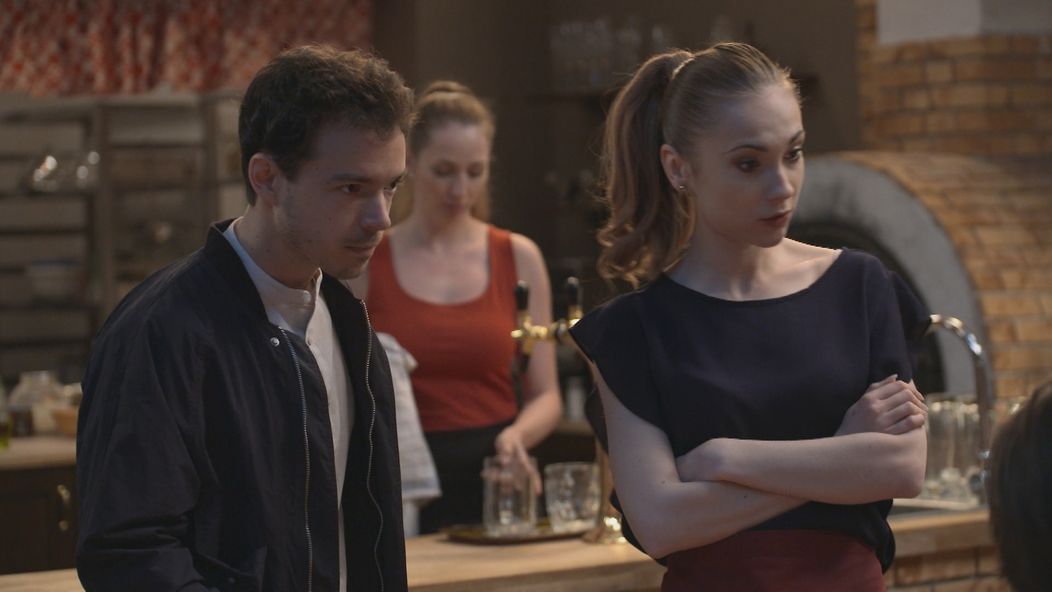 Edo dokazuje, že je vtipný.