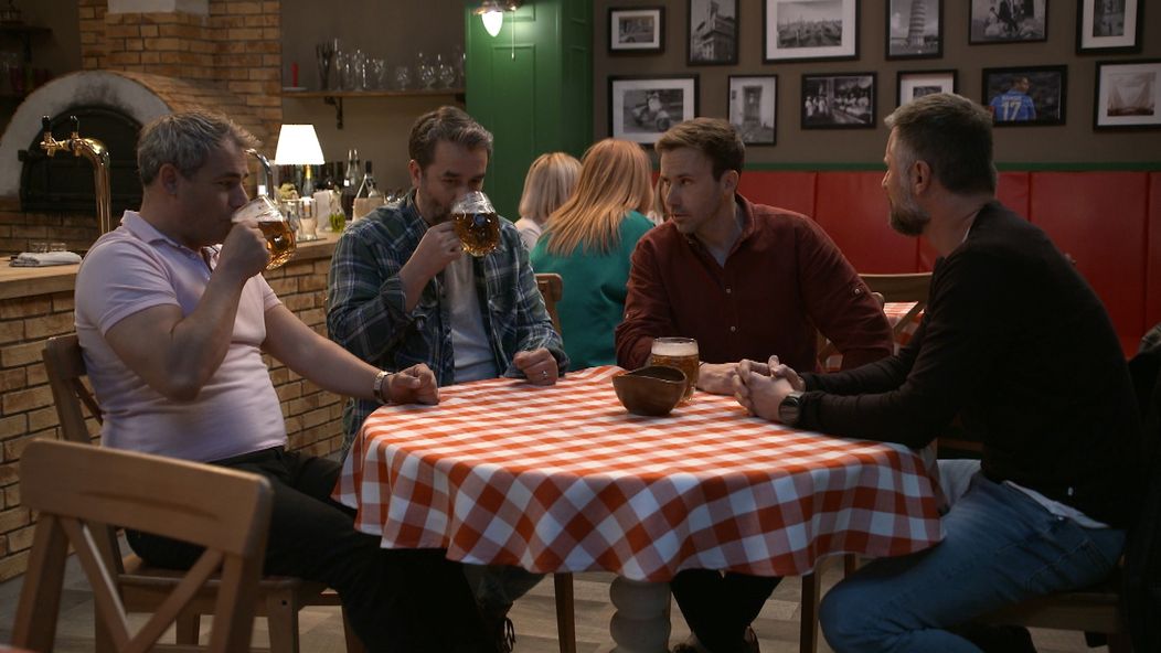 Vlado sa oteckom pochváli, že stretol dávnu známosť.