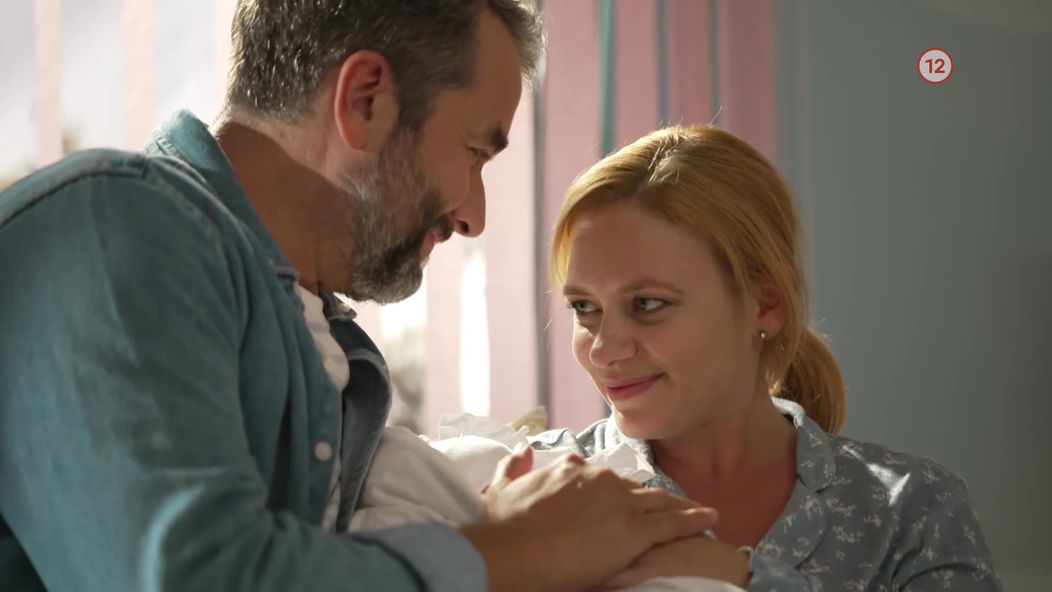 Edo a Beáta ukázali bábätko