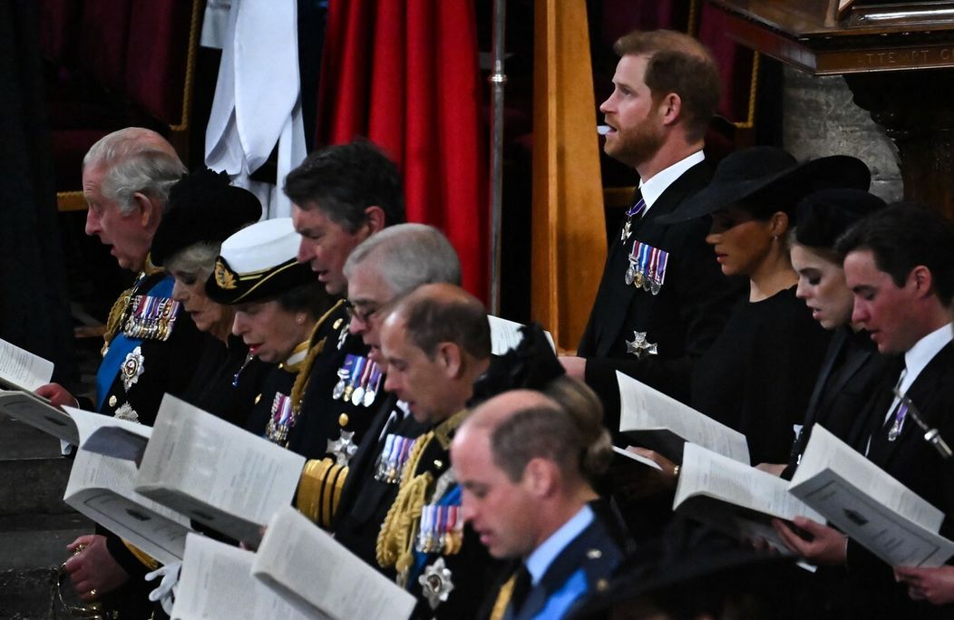 William a Harry sa lúčia s babičkou