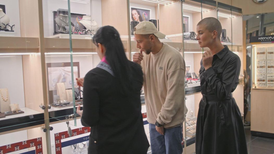 Kristian vyberá so Žanet snubný prsteň pre priateľku.