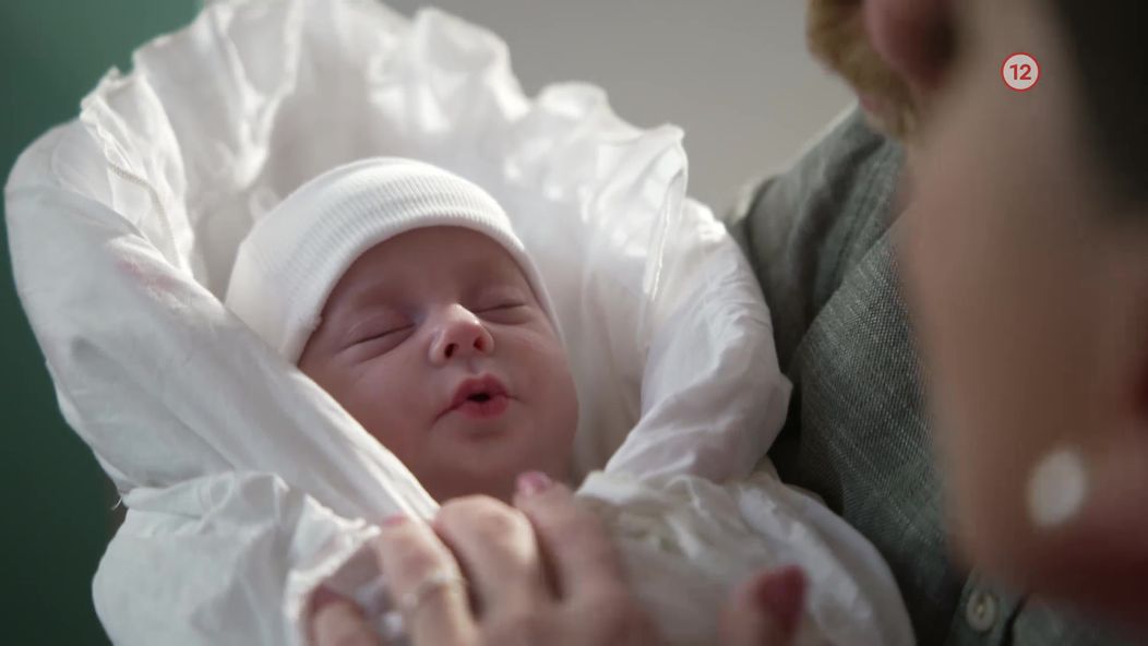 Edo a Beáta ukázali bábätko