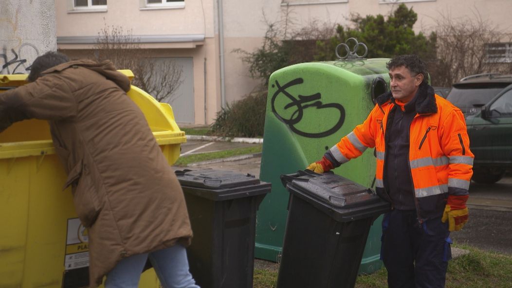 Čo v smetiakoch hľadal?