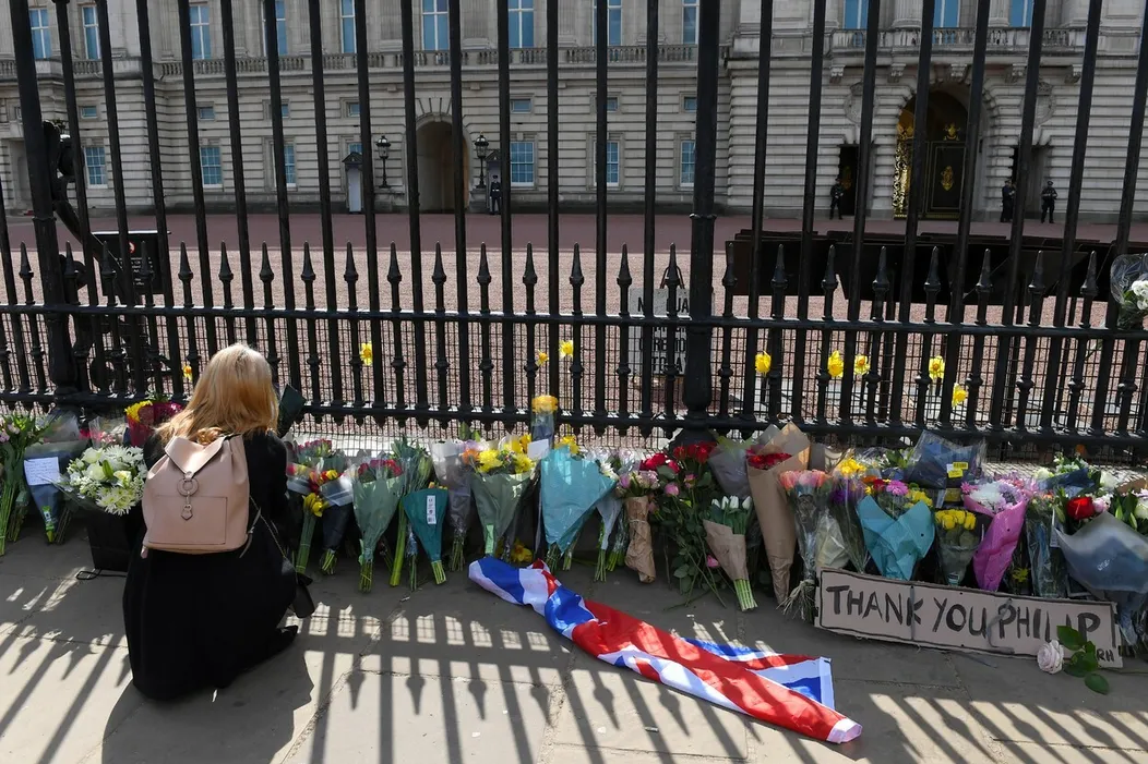 Británia plače za princom Philipom. Pred palácom sa zbierajú davy ľudí