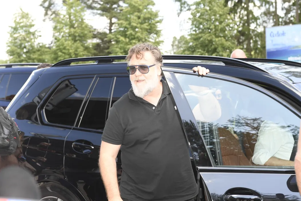Russell Crowe je už v Karlových Varoch