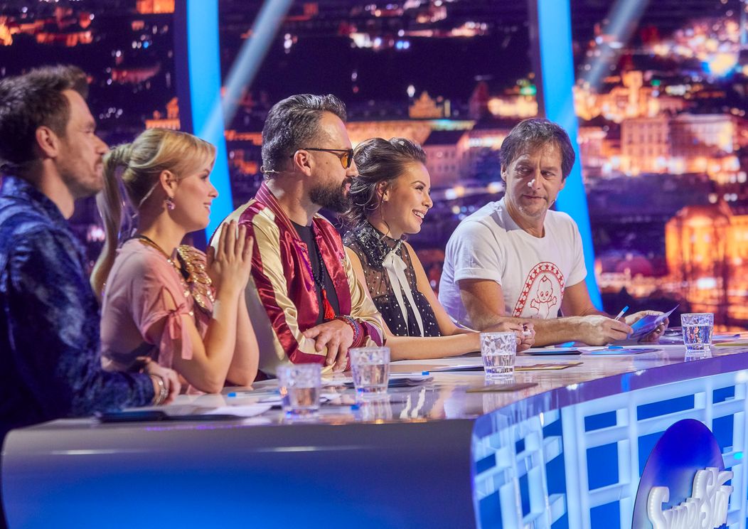 Luboš a Štěpán Mrázovi v objatí s Monikou Bagárovou.