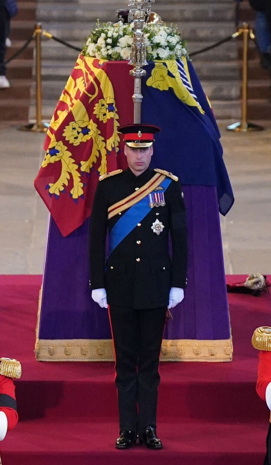Osem vnúčat kráľovnej držalo stráž pri rakve