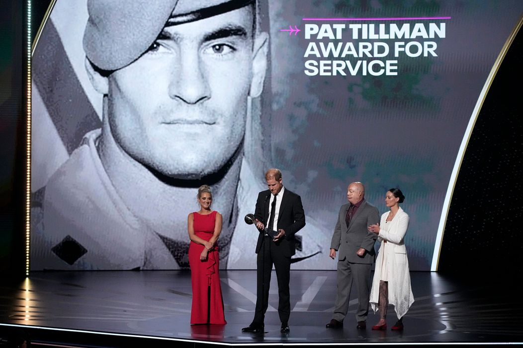 Princ Harry prijal cenu Pata Tillmana