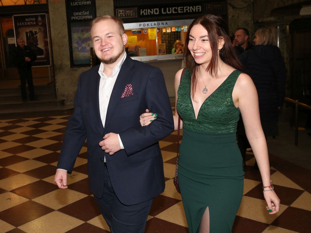 Artur Štaidl s priateľkou prišli na premiéru pokračovania minisérie Iveta