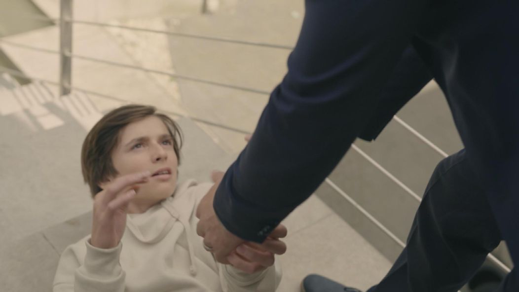 Tomi skončí po hádke s otcom na zemi.