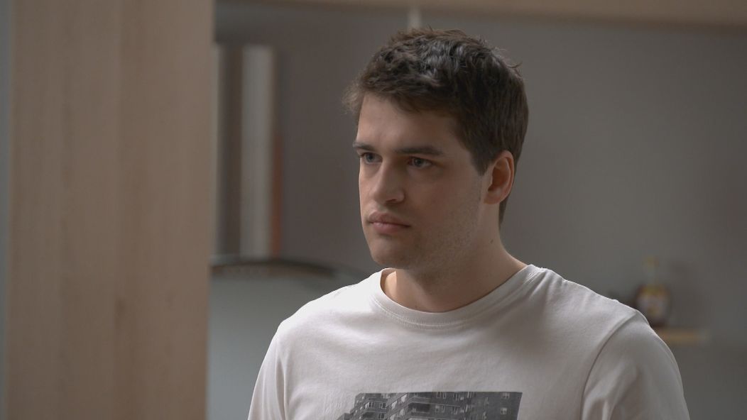 Samo uvidí Sabinu v bielom.