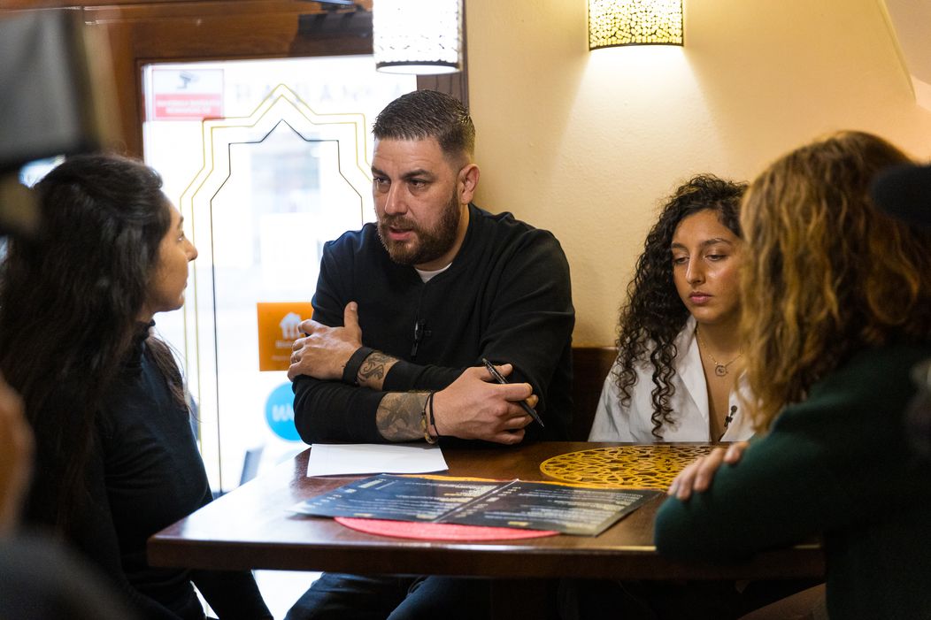 Martin Novák v reštaurácii Yalla Habibi v Banskej Bystrici