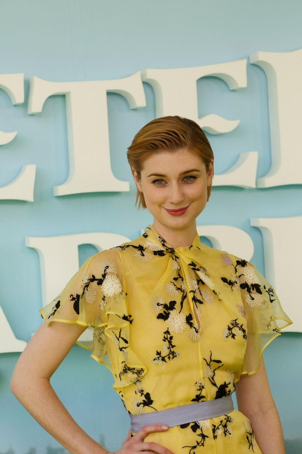 Muž leží po zásahu mačky.