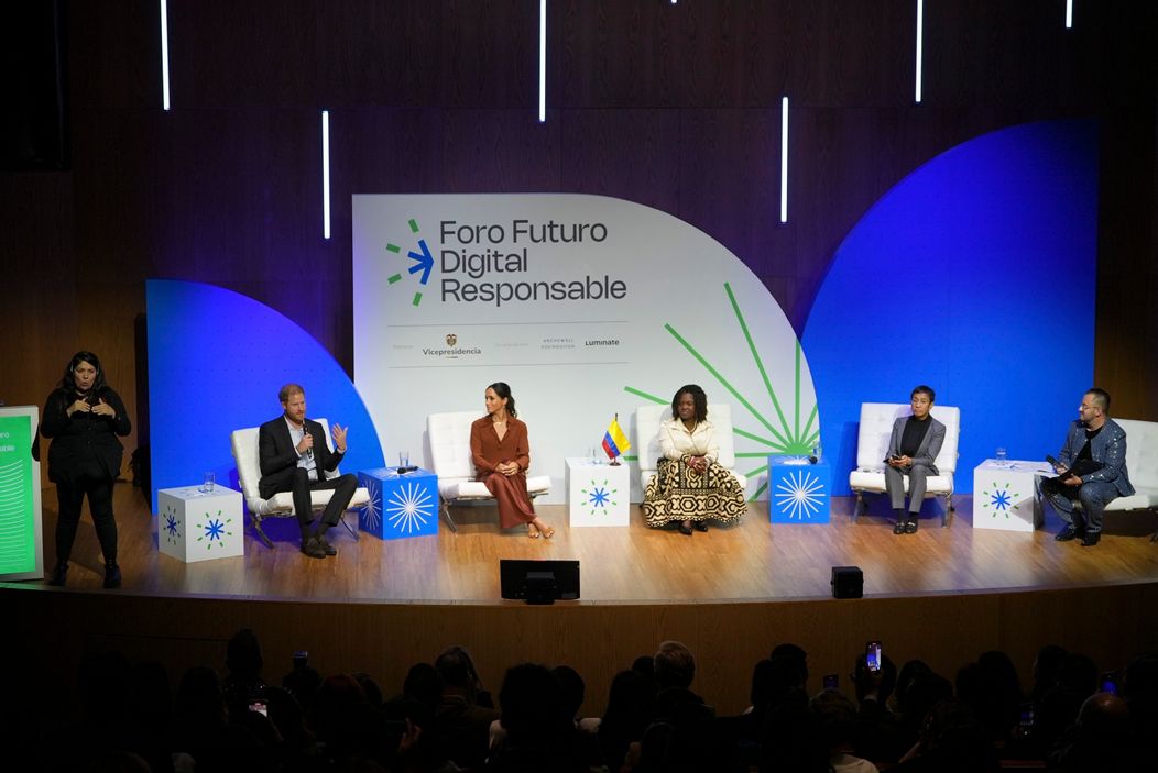 Princ Harry a Meghan prišli do Kolumbie na turné