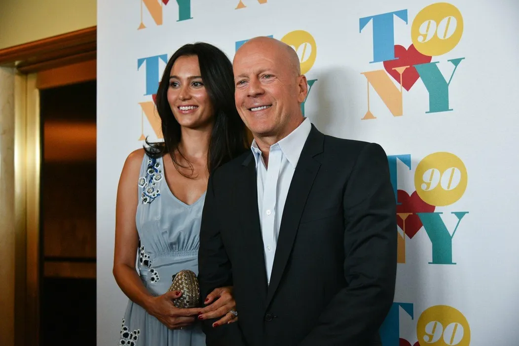Bruce Willis je od manželky Emmy starší o 23 rokov.
