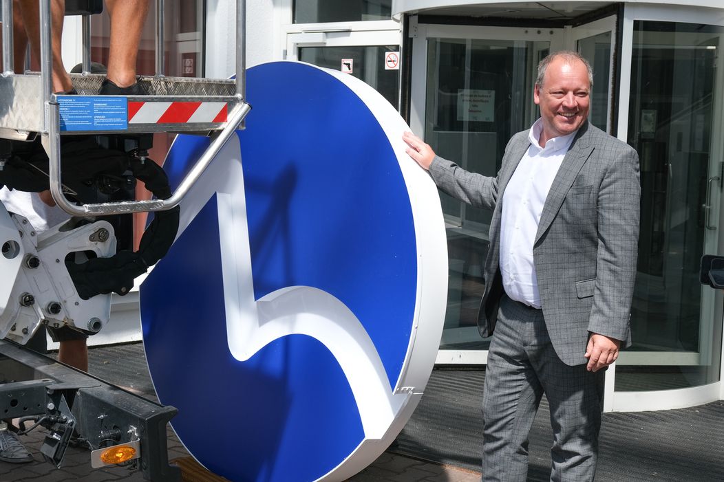 Pri výmene loga na budove Markízy nemohol chýbať ani jej generálny riaditeľ Matthias Settele