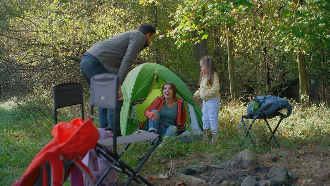 Hanka, Naďa a Martin išli stanovať do lesa.