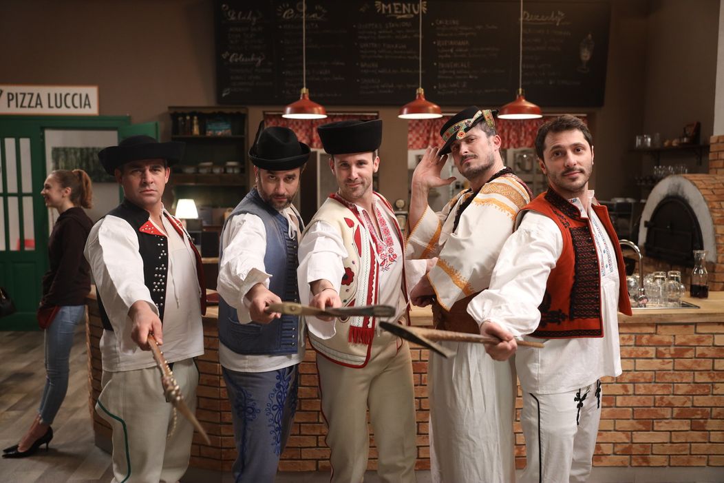 Oteckovia ako folklórni tanečníci