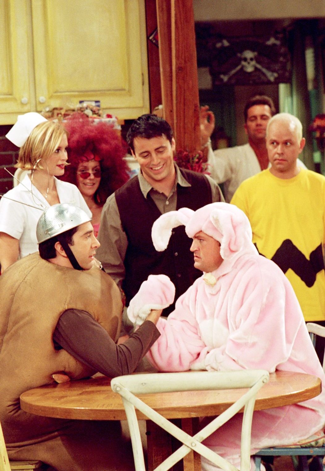 Ross (David Schwimmer) a Joey (Matt LeBlanc) sa pretláčajú