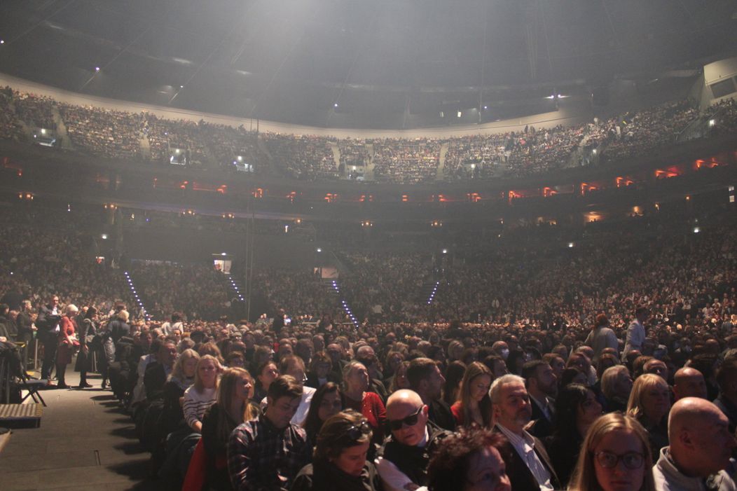 Andrea Bocelli vo vypredanej O2 arene v Prahe