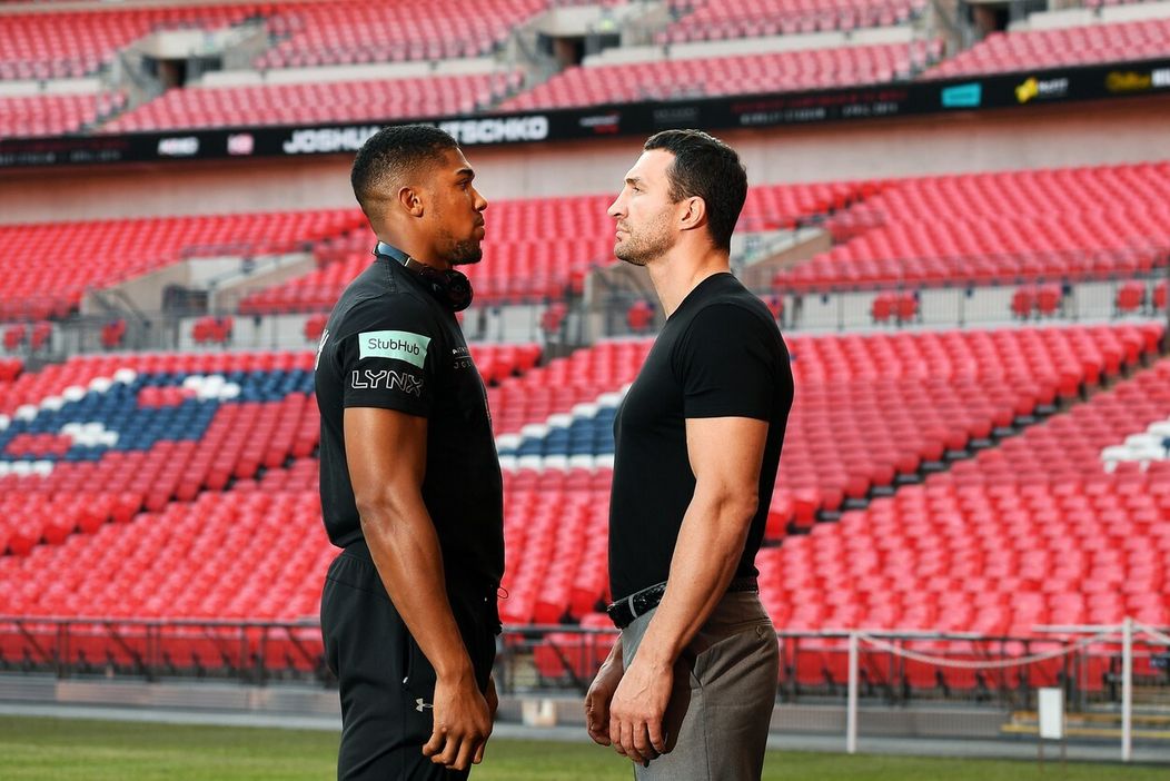 Anthony Joshua a Vladimir Kličko pózujú pre novinárov na štadióne Wembley..jpg