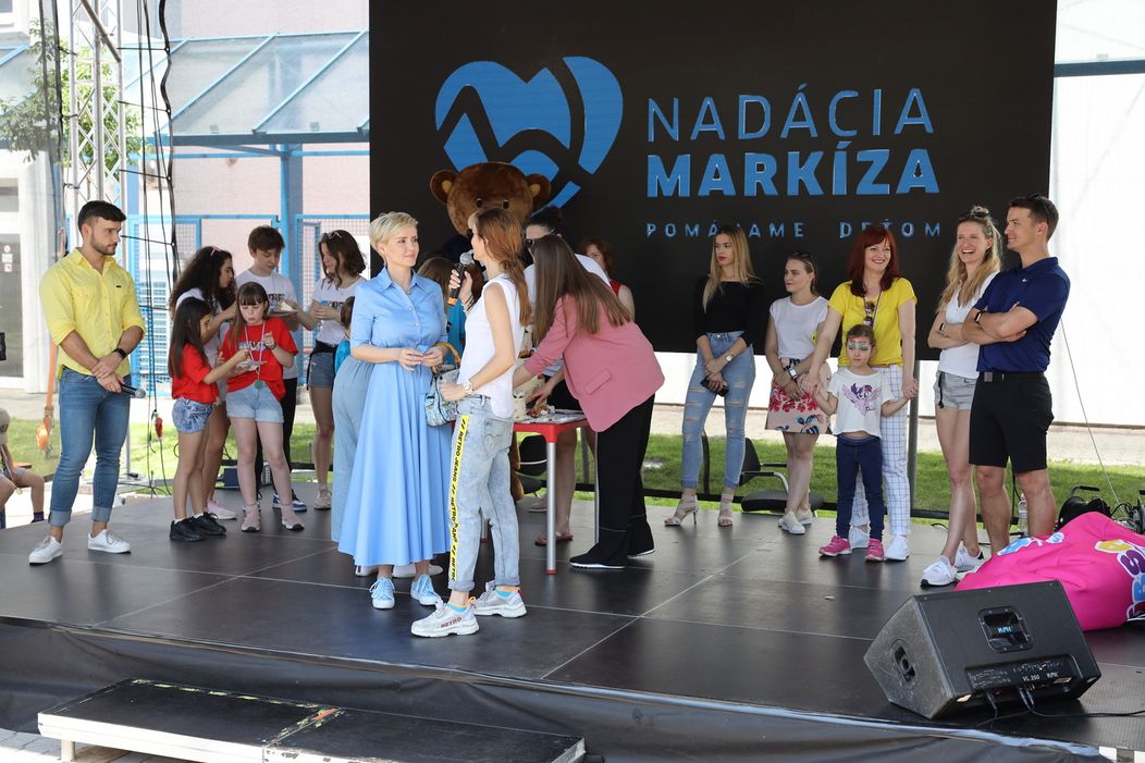 Moderátor Vratko Sirági s mladými hercami z Oteckov.