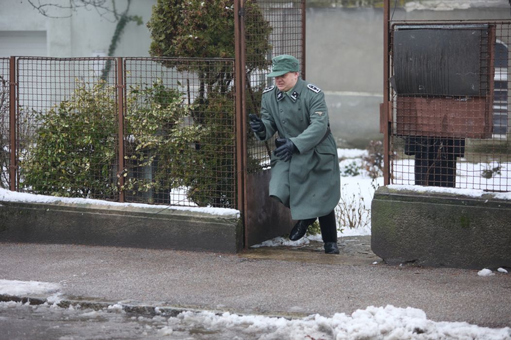 Pri nakrúcaní zrážky Helgy s Jürgenom pomáhal profesionálny kaskadér.