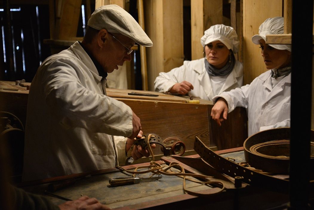 Majster smlynár s farmárskymi učňami