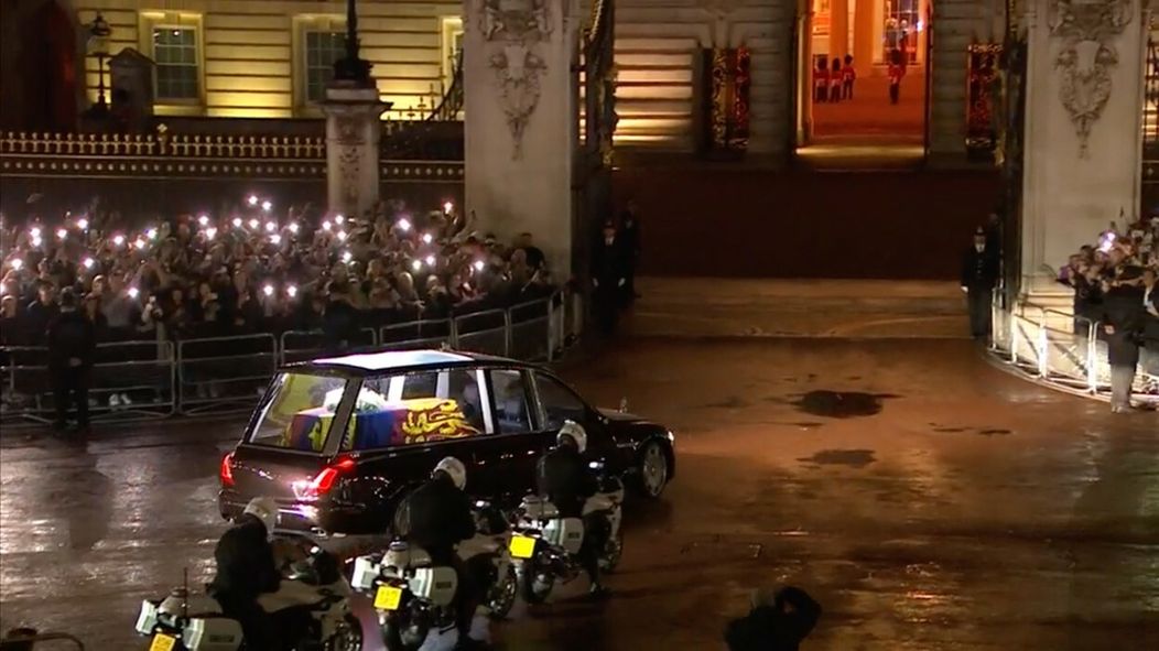 Rakvu previezli do Buckinghamského paláca