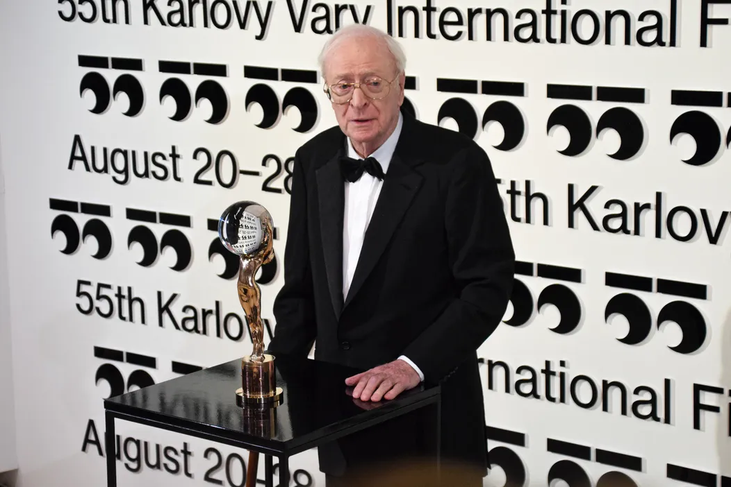 Sir Michael Caine si na 55. ročníku MFF KV prevzal Krištáľový glóbus za mimoriadny umelecký prínos do svetovej kinematografie