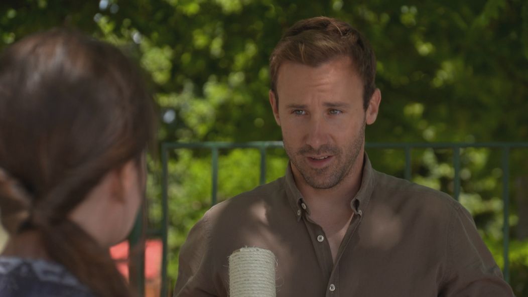 Myslí si, že Tomáš randí s Vlastičkou.