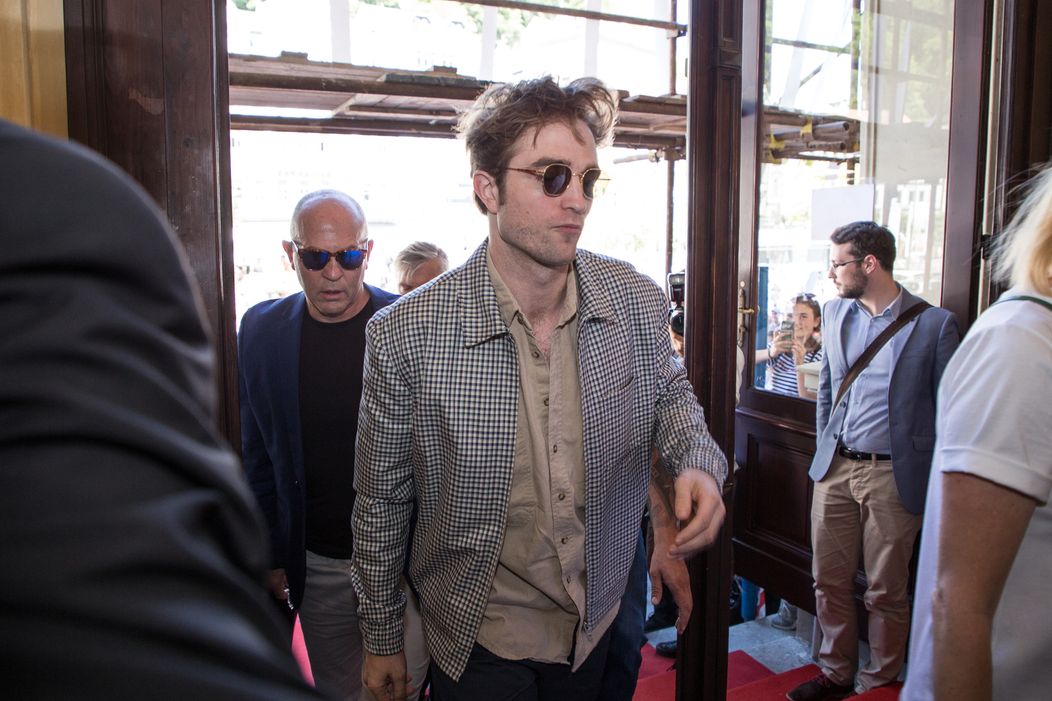 Robert Pattinson po príchode do mestského divadla v Karlových Varoch