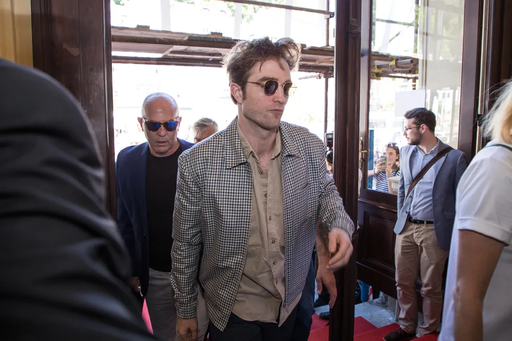 Robert Pattinson po príchode do mestského divadla v Karlových Varoch