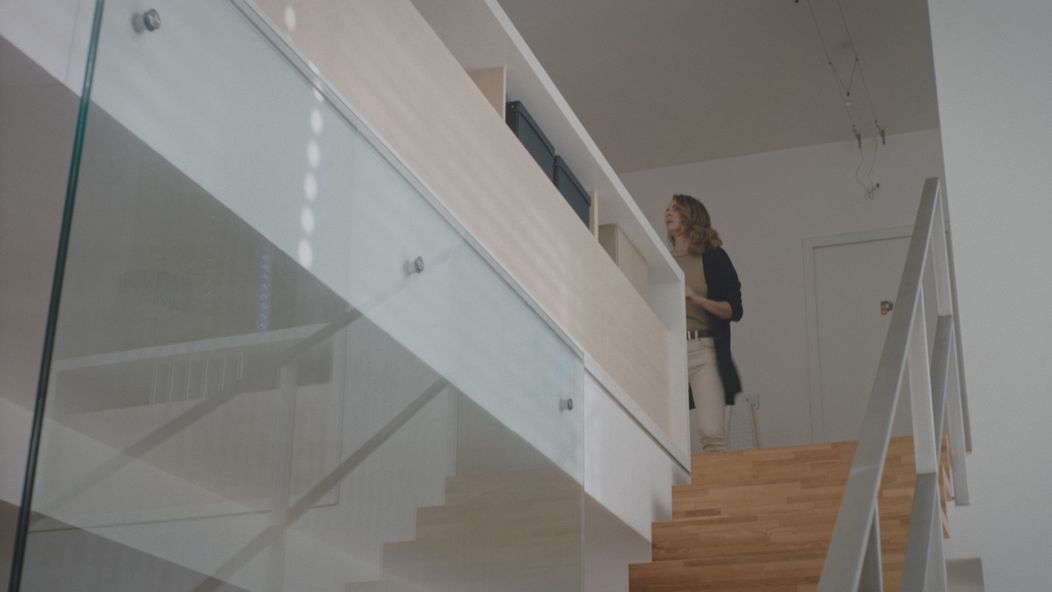 Laura príde do Andrejovho domu bez pozvania.