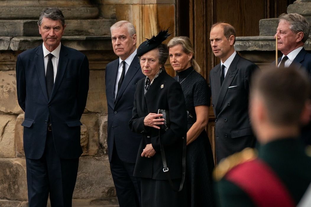 Rakva s pozostatkami kráľovnej Alžbety II. už je v Edinburghu