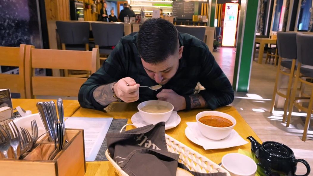 Na nože - Hneď v prvom jedle objavil vegetu!