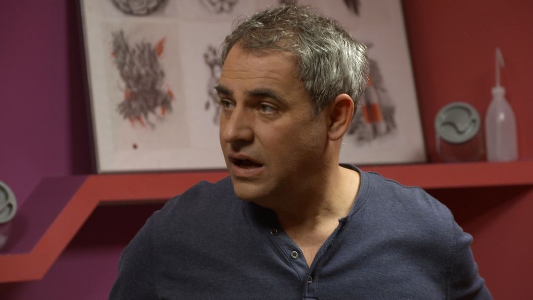 Nazbiera odvahu a príde do tetovacieho štúdia.