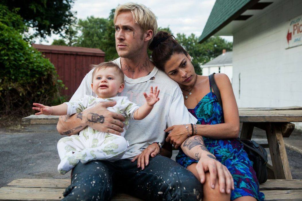 Eva Mendes a Ryan Gosling spolu vo filme Za borovicovým hájom.