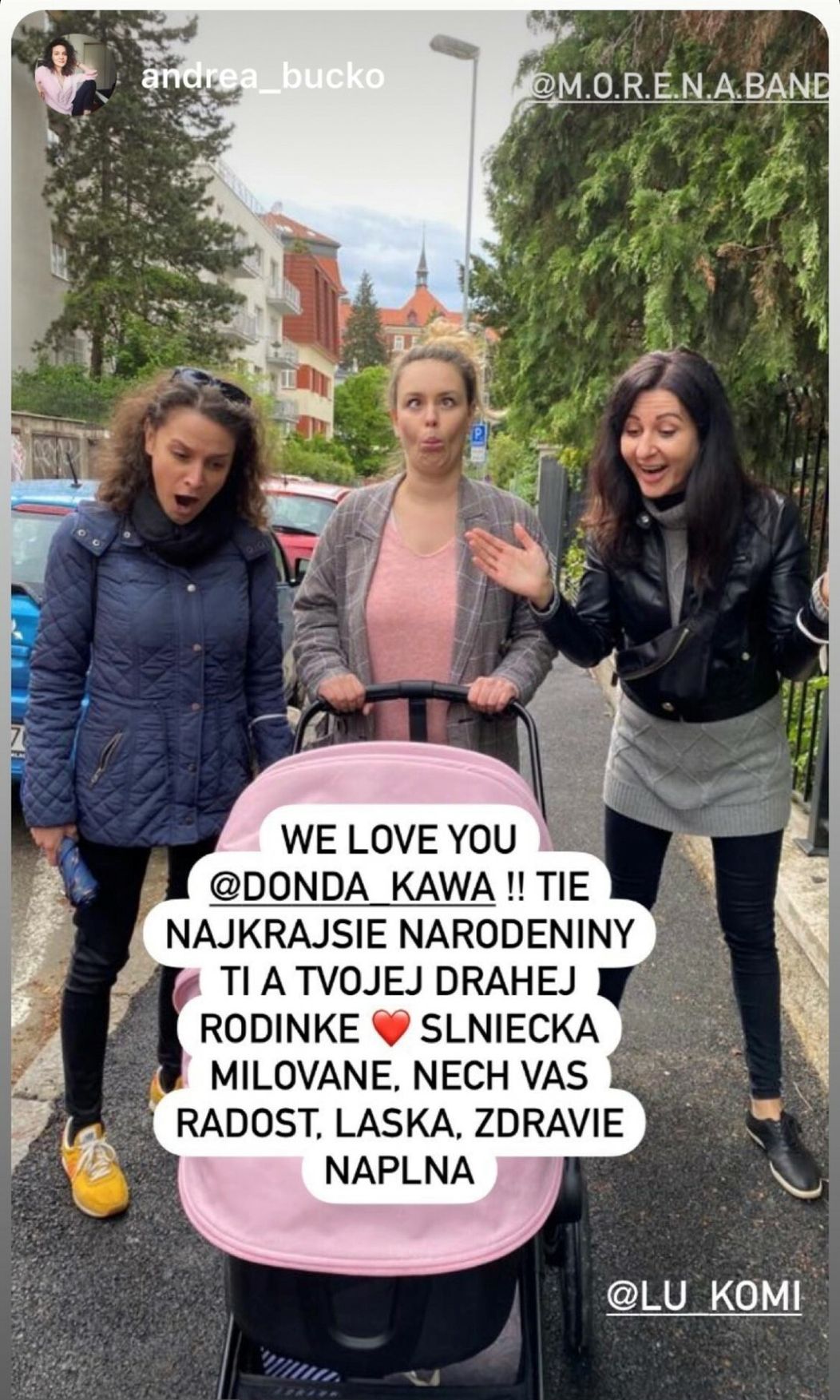 Dominika s kamarátkami a dcérkou.