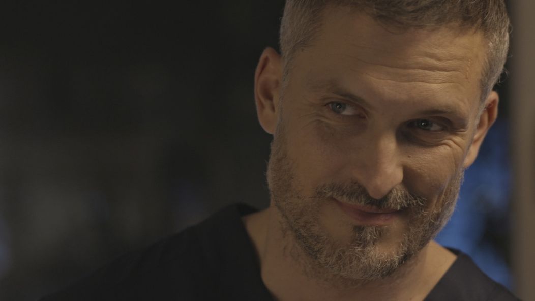 Adela prekvapí Andreja otázkou.