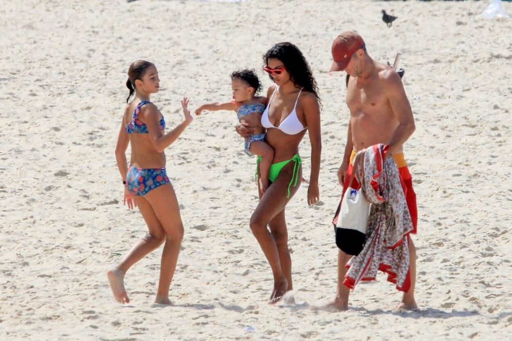 Vincent Cassel (54) a Tina Kunake (23) s rodinou na pláži.