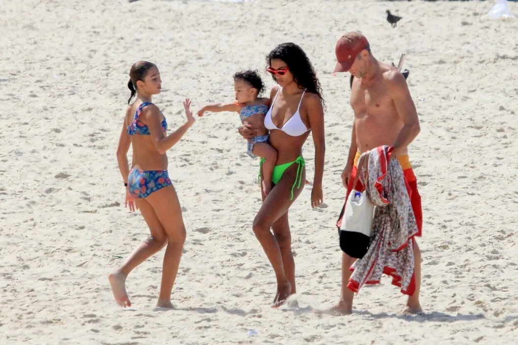 Vincent Cassel (54) a Tina Kunake (23) s rodinou na pláži.
