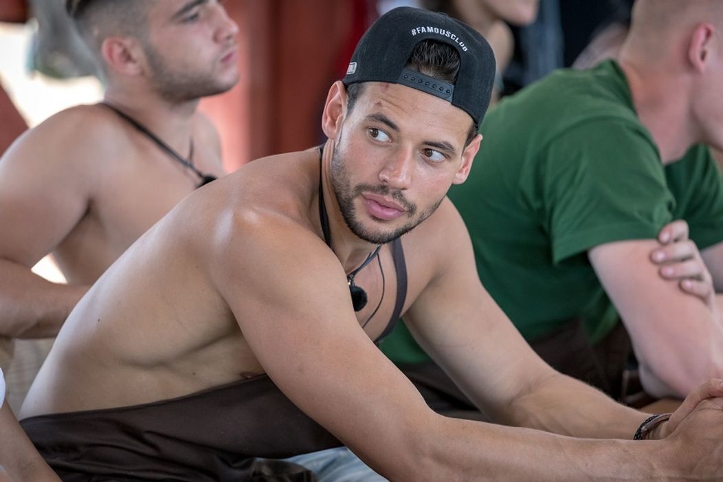 Michalove čelo zdobí krvavá rana